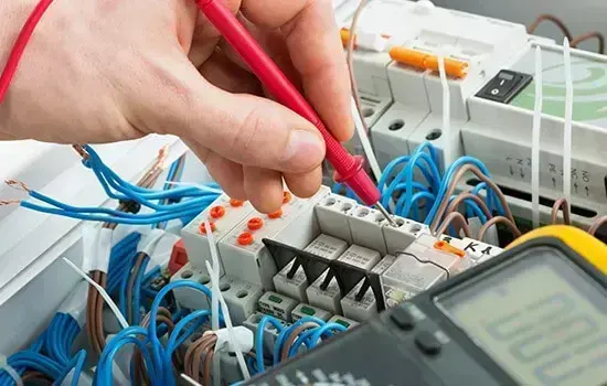 Professional electrician in Woodford